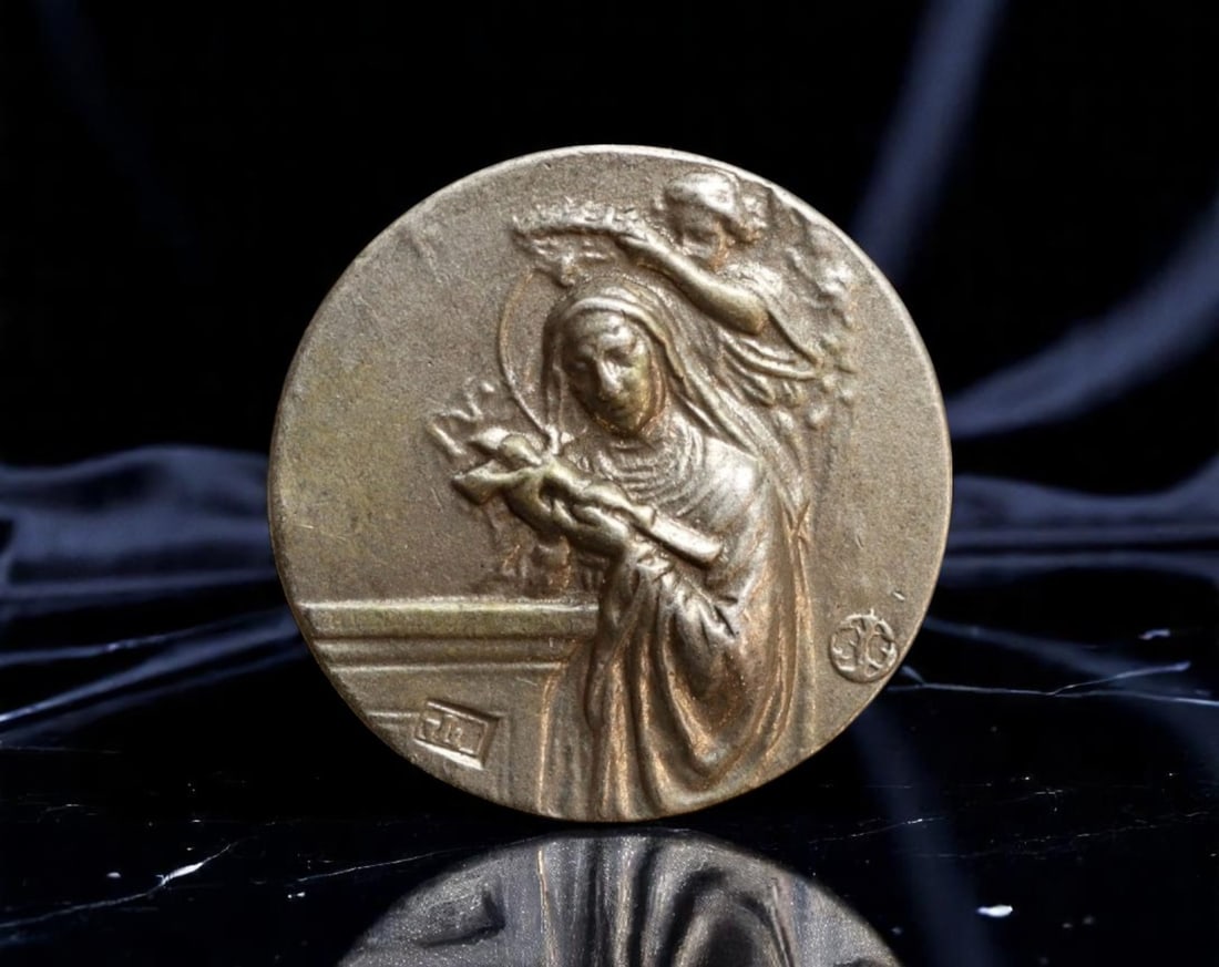 FRANCE: Marian Devotion - Virgin Crowned by Angel Art Deco Pin Badge Coin, c.1930s, 16mm (1 of 2)