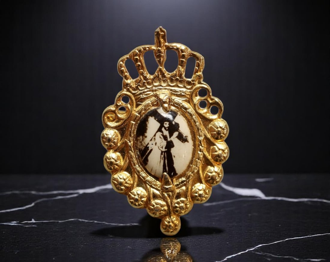 SPAIN: Christ Carrying the Cross - Rococo Devotional Brooch Medal Coin, c.1960s, 30mm: A striking fusion of faith and ornamentation, this mid-20th-century devotional brooch radiates Baroque drama and popular Spanish religiosity. Centered within an ornate, crown-topped floral border, the