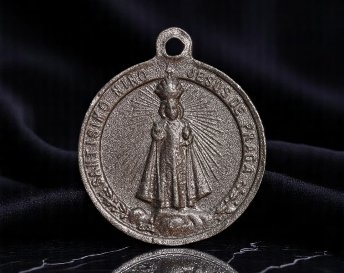 SPAIN: Child Christ of Prague - La Agricola Segoviana Religious Token Coin, c.1900, 22mm: This turn-of-the-century religious token reflects the widespread devotion to the Infant Jesus of Prague, a figure that symbolized divine kingship and protection during turbulent times. The front prese