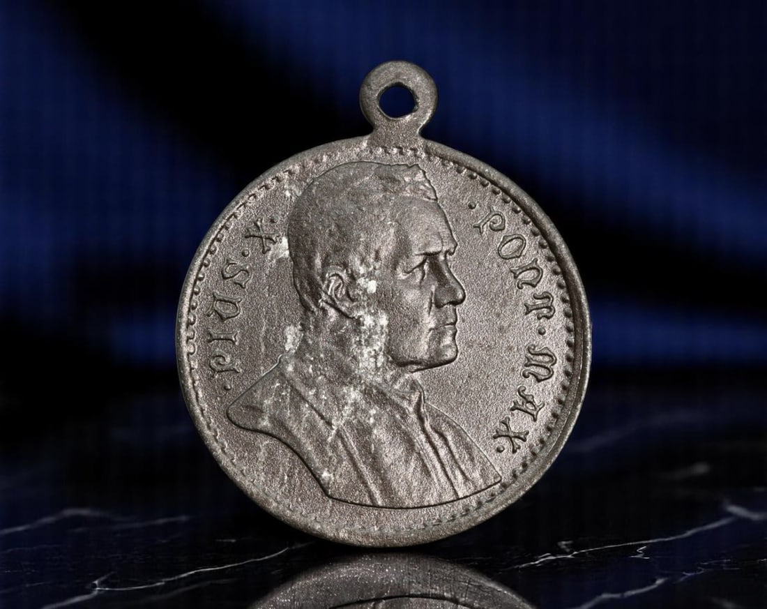 VATICAN CITY: Pope Pius X - Marian Devotion "O Maria Sine Labe" Medal, c.1903-1914, 27mm: Issued during the transformative pontificate of Pope Pius X, this devotional medal bridges the authority of the papacy with the purity of Marian veneration. The obverse features a sharp, classically p