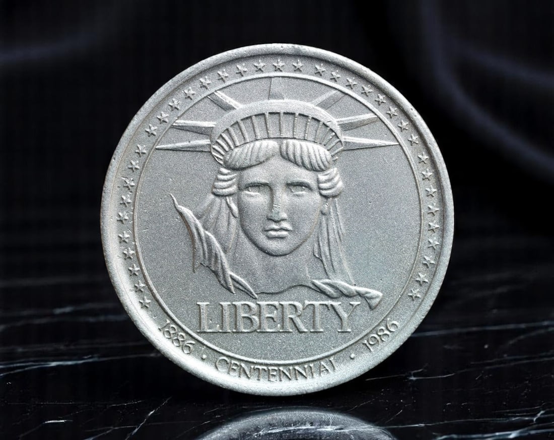 USA: Liberty Centennial - Statue of Liberty 100th Anniversary Commemorative Coin, 1986, 39mm: Struck in 1986 to mark a century since the unveiling of the Statue of Liberty, this commemorative coin honors a universal emblem of freedom, immigration, and American idealism. The obverse features a 