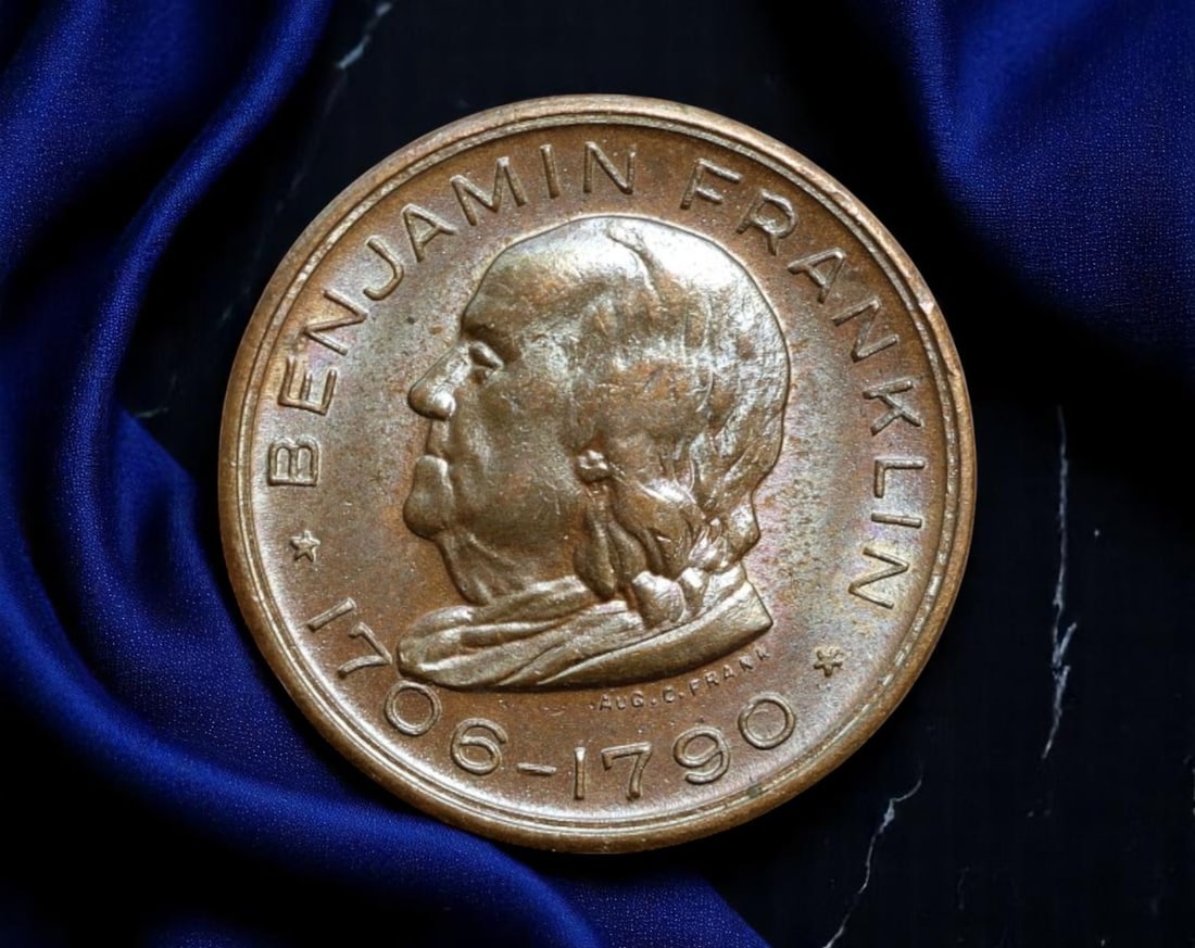USA: Enlightenment Legacy - Benjamin Franklin Memorial Souvenir Medal, undated, 19mm: This miniature bronze-like souvenir token immortalizes Benjamin Franklin not just as a statesman, but as a monument to American intellect, civic virtue, and scientific endeavor. The obverse offers a c