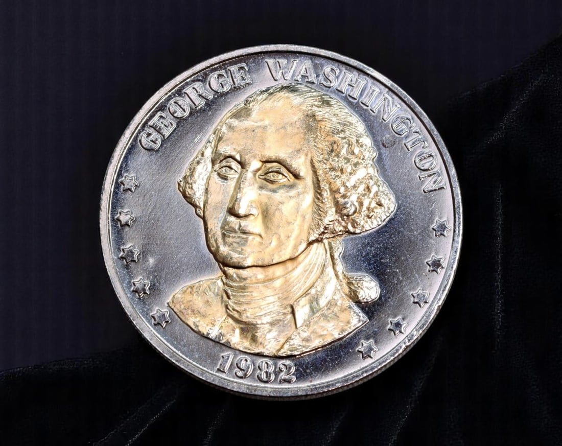 USA: George Washington - 250th Anniversary Commemorative Coin, 1982, 39mm: Struck in 1982 to honor the 250th anniversary of George Washington's birth, this commemorative piece pays homage to the father of the American Republic. The obverse bears a high-relief depiction of Wa