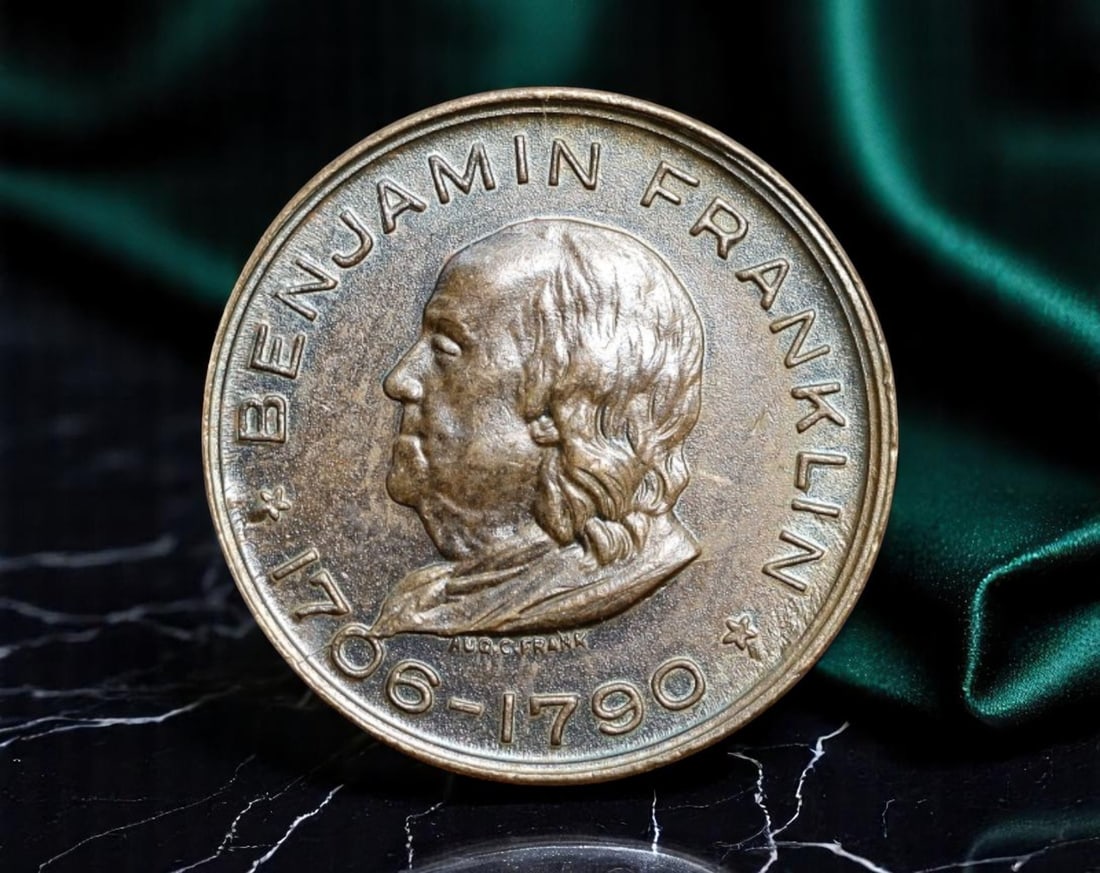 USA: Enlightenment Tribute - Benjamin Franklin Memorial Souvenir Coin (Bronze Tone), ca. 1930s, 19mm (1 of 2)