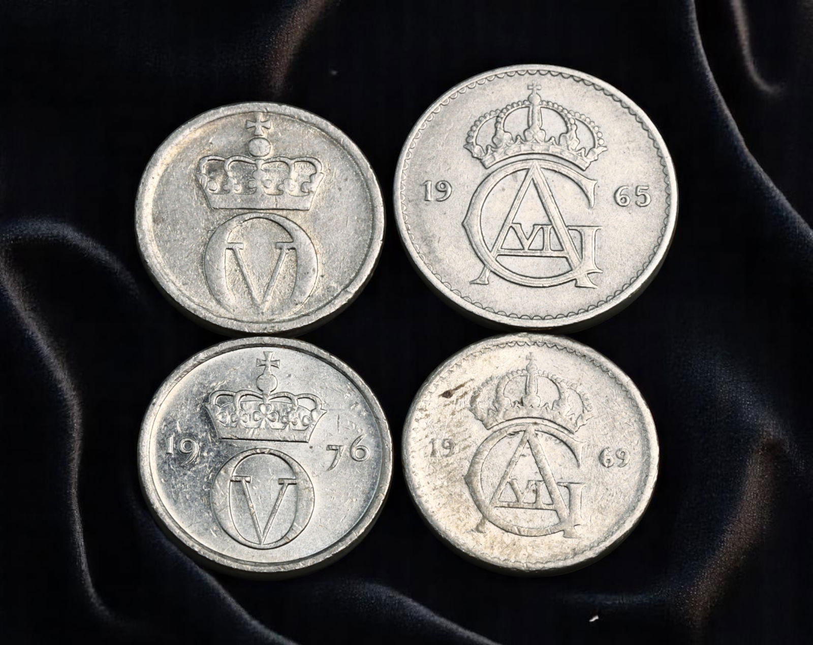 SCANDINAVIA: Lot of 4 Scandinavian Coins (Sweden, Norway, Denmark), 1957-1976, 14-16mm: This beautifully curated set of four Scandinavian coins showcases the elegant minimalist tradition of Nordic royal coinage. Representing Sweden, Norway, and Denmark from the mid-20th century, the coin