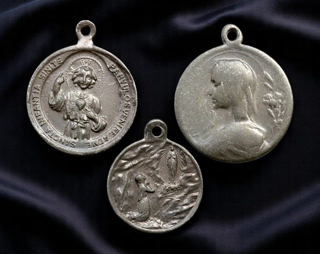 FRANCE/ITALY: Marian Apparition & Devotion - Catholic Pilgrimage Medallions, c.1890-1930, 21-26mm: Brimming with devotional artistry and spiritual symbolism, this compelling trio of late 19th to early 20th century religious medallions reflects the profound popular Catholicism that defined an era of
