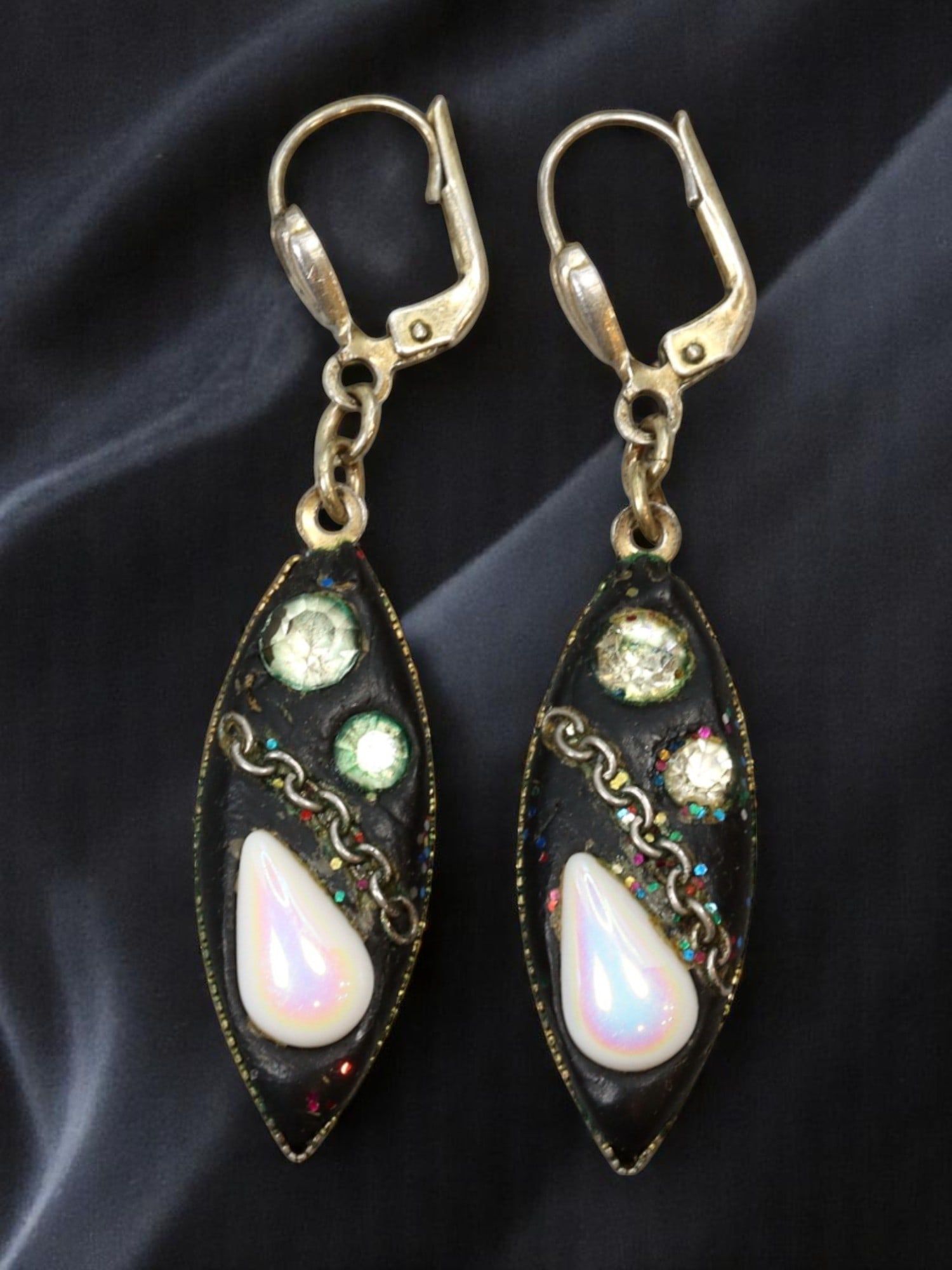 VINTAGE MID-CENTURY: Marquise Drop Earrings - Opal-Effect & Clear Gems 5x1.2cm: A distinctive estate jewelry pair, these mid-century drop earrings feature elongated marquise forms adorned with layered textures. The front panel blends glittering inclusions and chain inlay with bri