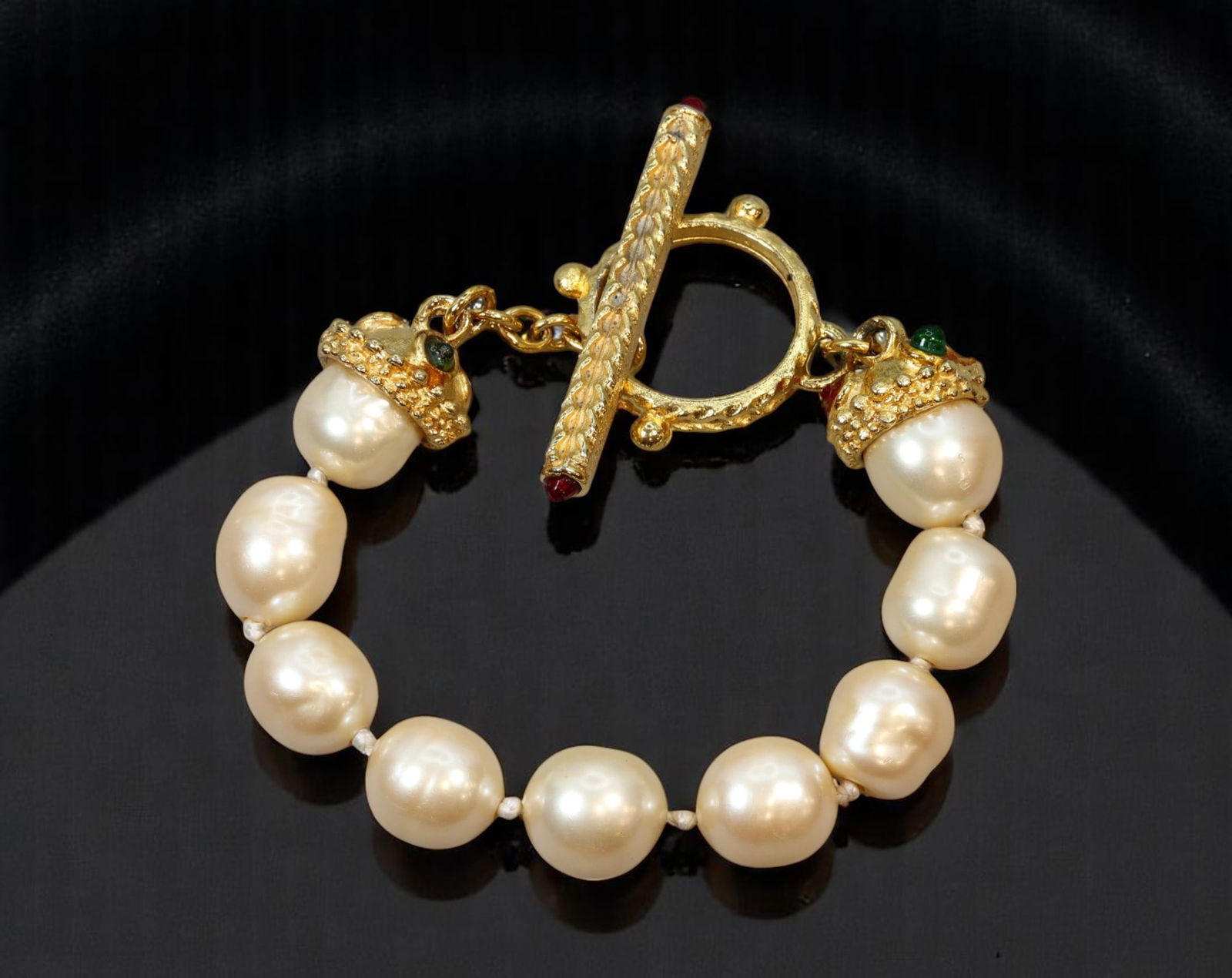 MODERN ROMANTIC: Bracelet - Baroque Pearl-Like Beads with Gilded Toggle & Gem-Accent Lions (38 cm): Bridging regal symbolism and romantic flourish, this eye-catching bracelet features a string of softly lustrous, baroque-style pearl-like beads culminating in a bold toggle clasp adorned with twin lio