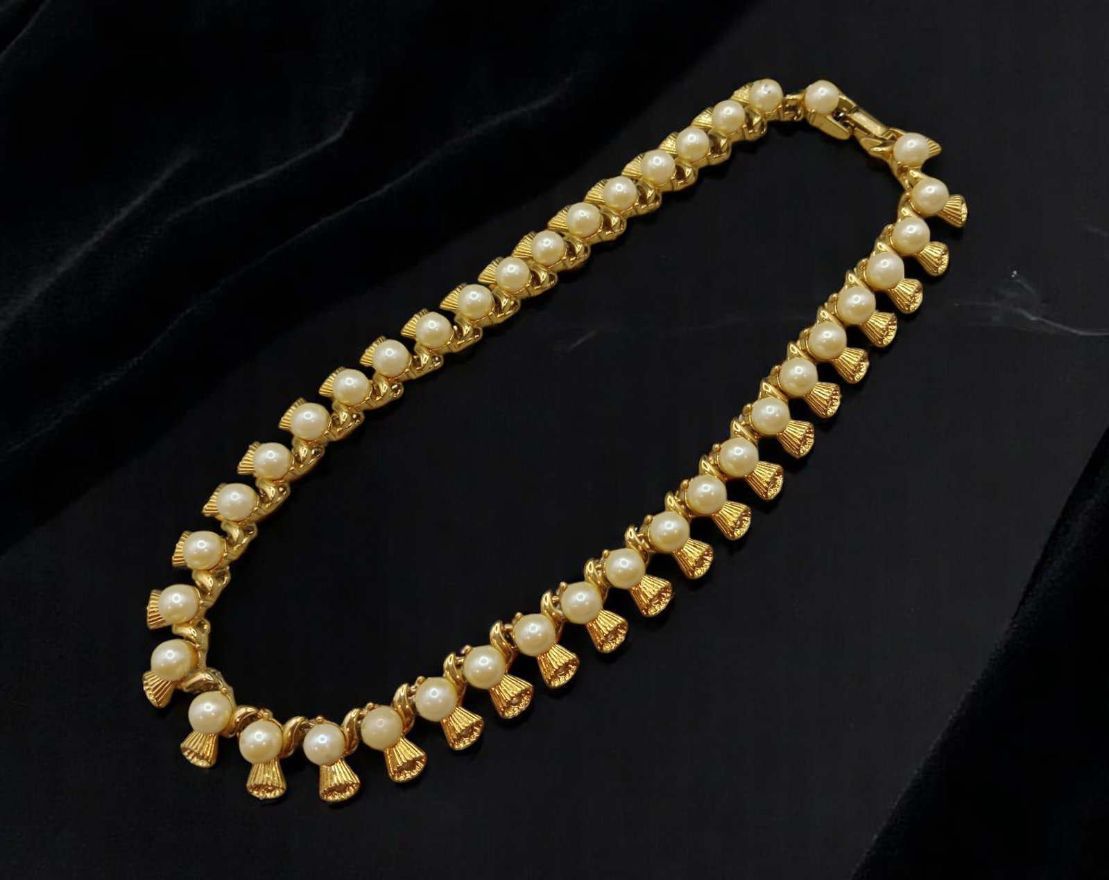 MIDCENTURY REVIVAL: Collar Necklace - Pearl-Like Beads & Textured Shell Charms, 38 cm: Charming and era-inspired, this 38 cm collar necklace combines midcentury coastal symbolism with refined design elements. Each pearl-like bead is set in a goldtone link flanked by individually cast, t