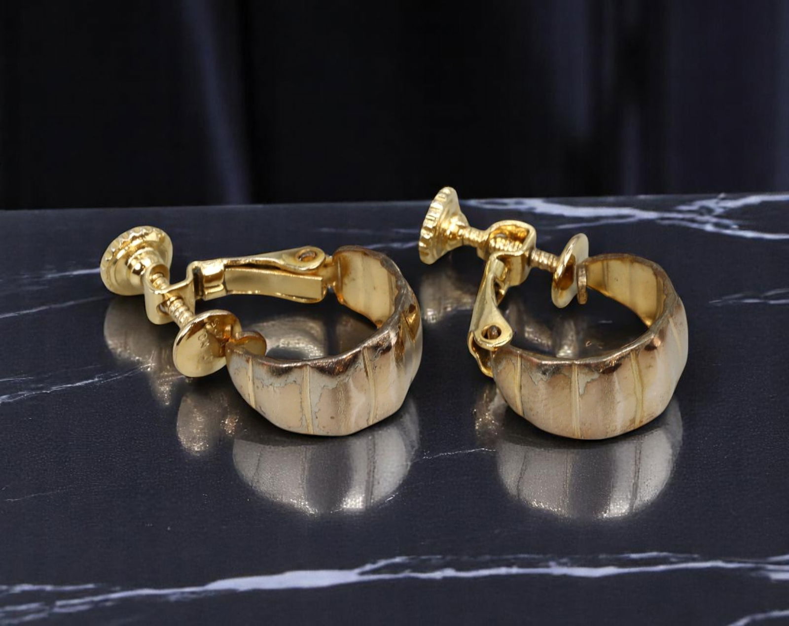 VINTAGE: Hoop Earrings - Fluted Half-Hoops with Screwback Closure, Goldtone Finish, 2x0.7cm (1 of 1)