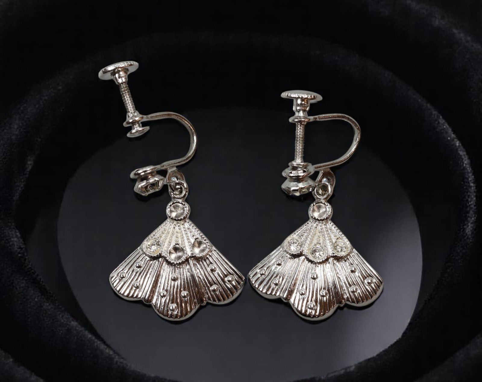 VINTAGE: Fan Motif Screwback Earrings - Silvertone Textured Drops with Clear Stones, 3x2cm: Estate Jewelry with graceful Art Deco influence, these vintage screwback earrings feature fan-shaped drop pendants in radiant silvertone, embellished with fine line detailing and brilliant-cut clear s