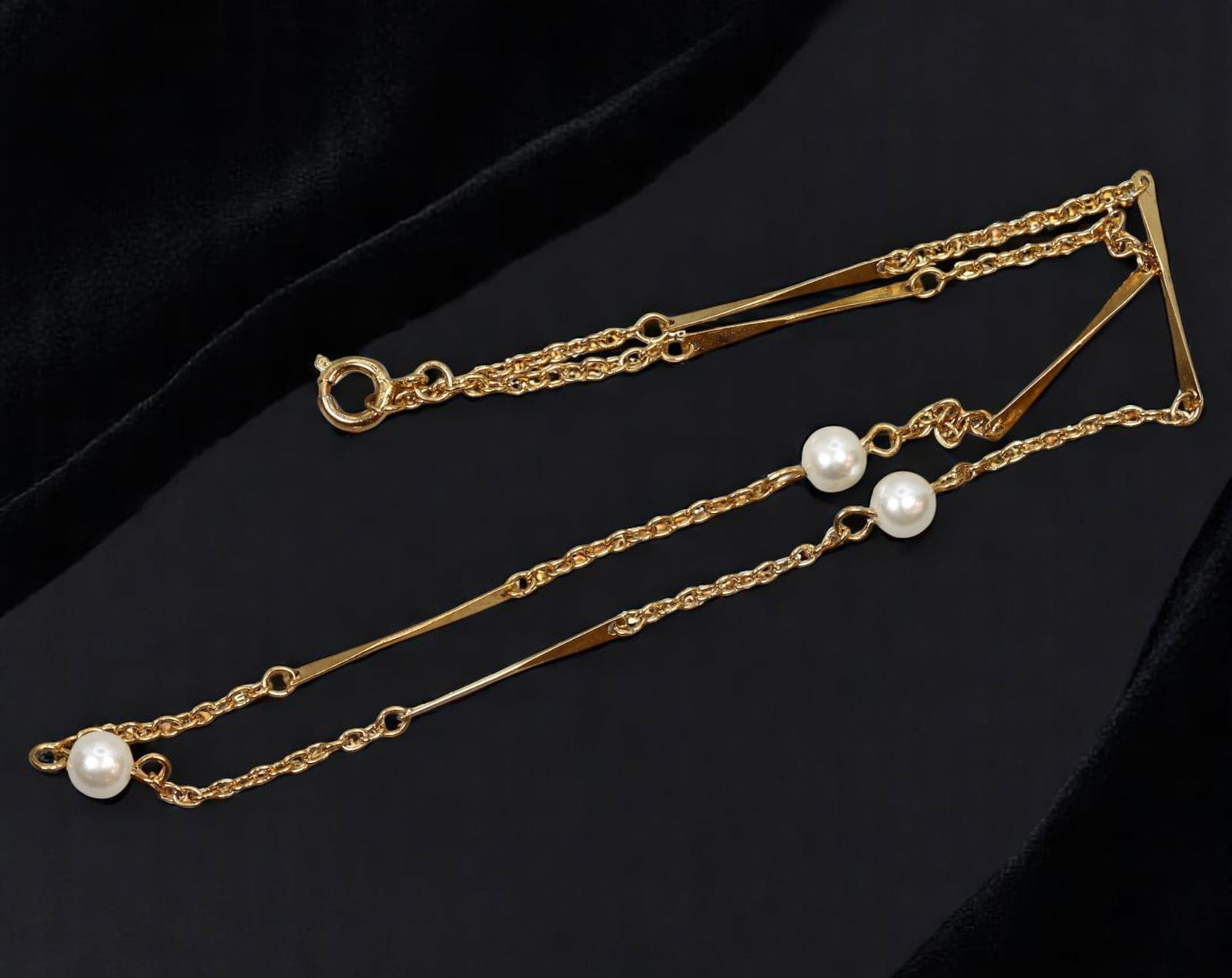 RETRO MODERN: Delicate Chain Necklace - Pearl-like Beads & Goldtone Bar Links (40cm): A graceful retro modern necklace emphasizing lightness and linear elegance, this piece features slender goldtone chain segments interspersed with polished bar links and luminous pearl-like beads. The