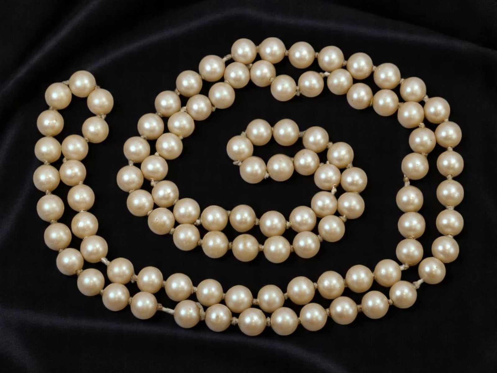 MID-CENTURY MODERNIST: Necklace - Classic Pearl-Like Beads, Single Strand, 42cm: A beautifully curated example of mid-century elegance, this single-strand necklace features a uniform row of pearl-like beads with a soft, luminous sheen. The classic graduated design and balanced 42 