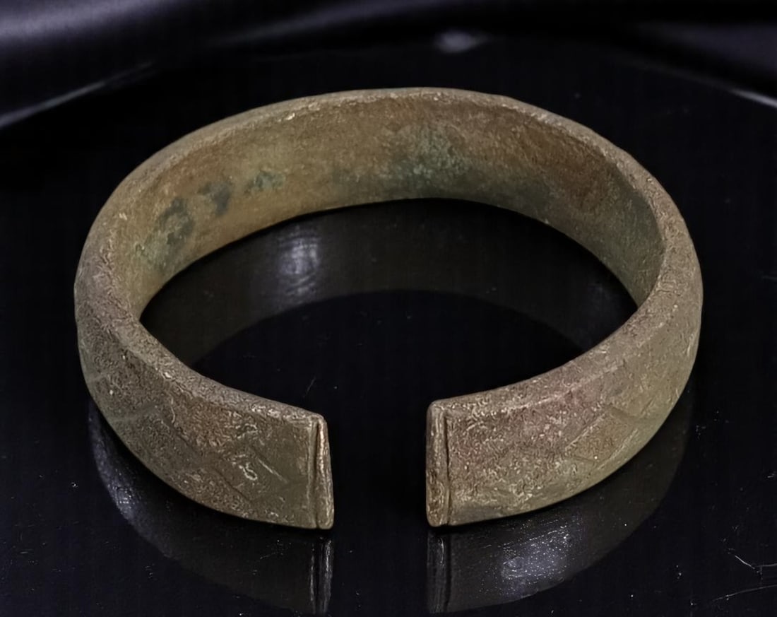 ANTIQUE: Ancient Bronze Bracelet - Cross-Hatch Engraving, Oxidized Patina, 6.5cm, 96g (1 of 4)