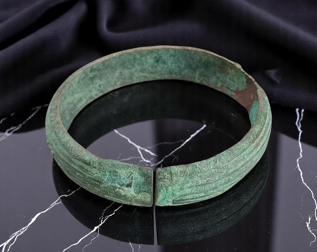 ANTIQUE: Ancient Bronze Bracelet - Flat Cuff Form with Split Opening, Verdigris Patina, 7cm, 51g (1 of 2)