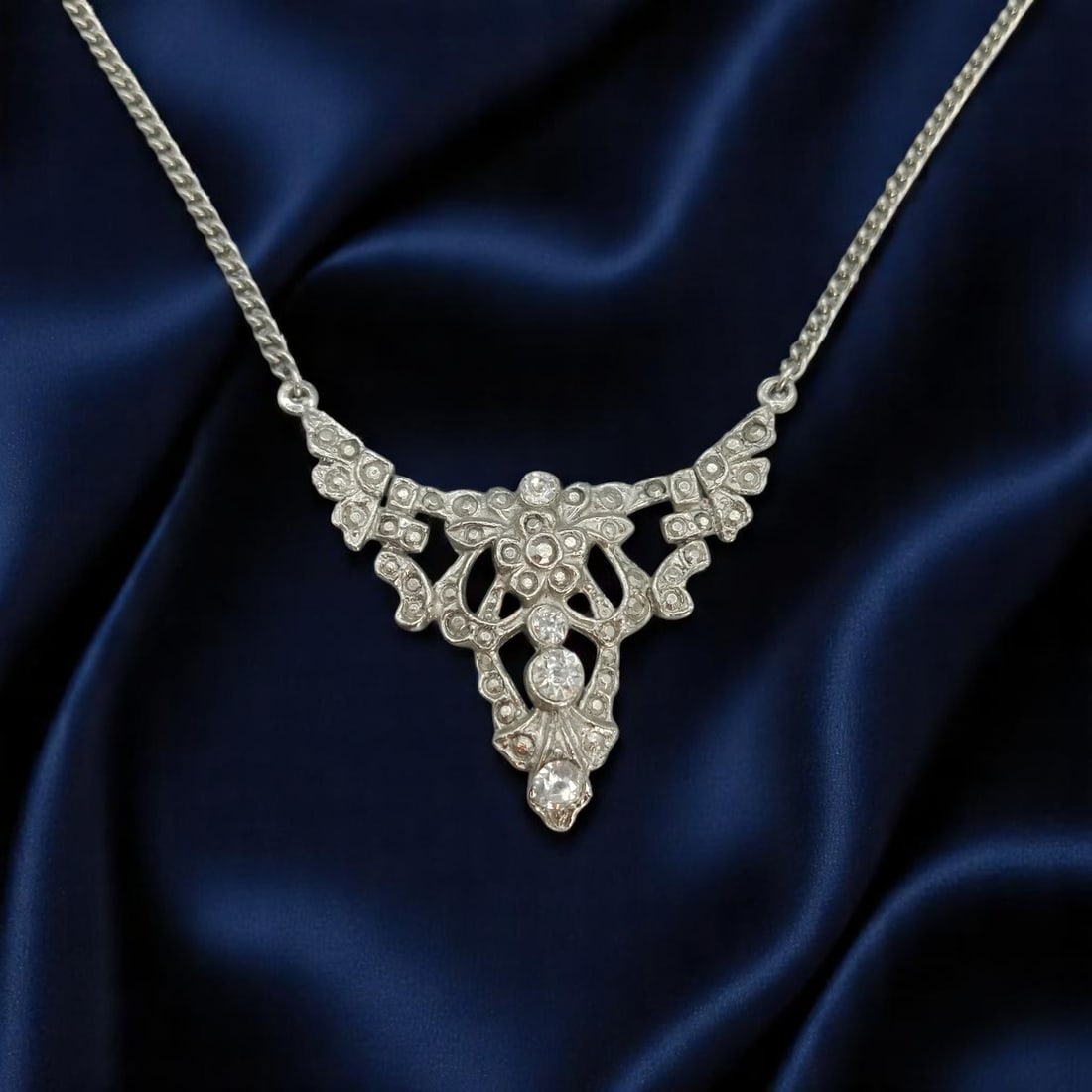 MID-CENTURY: Estate Filigree Necklace - Ornate Silvertone Scrollwork Pendant, 40cm: A refined estate jewelry piece, this vintage mid-century necklace showcases intricate silvertone scrollwork in a striking filigree pendant. The triangular drop pendant is adorned with raised bead-like