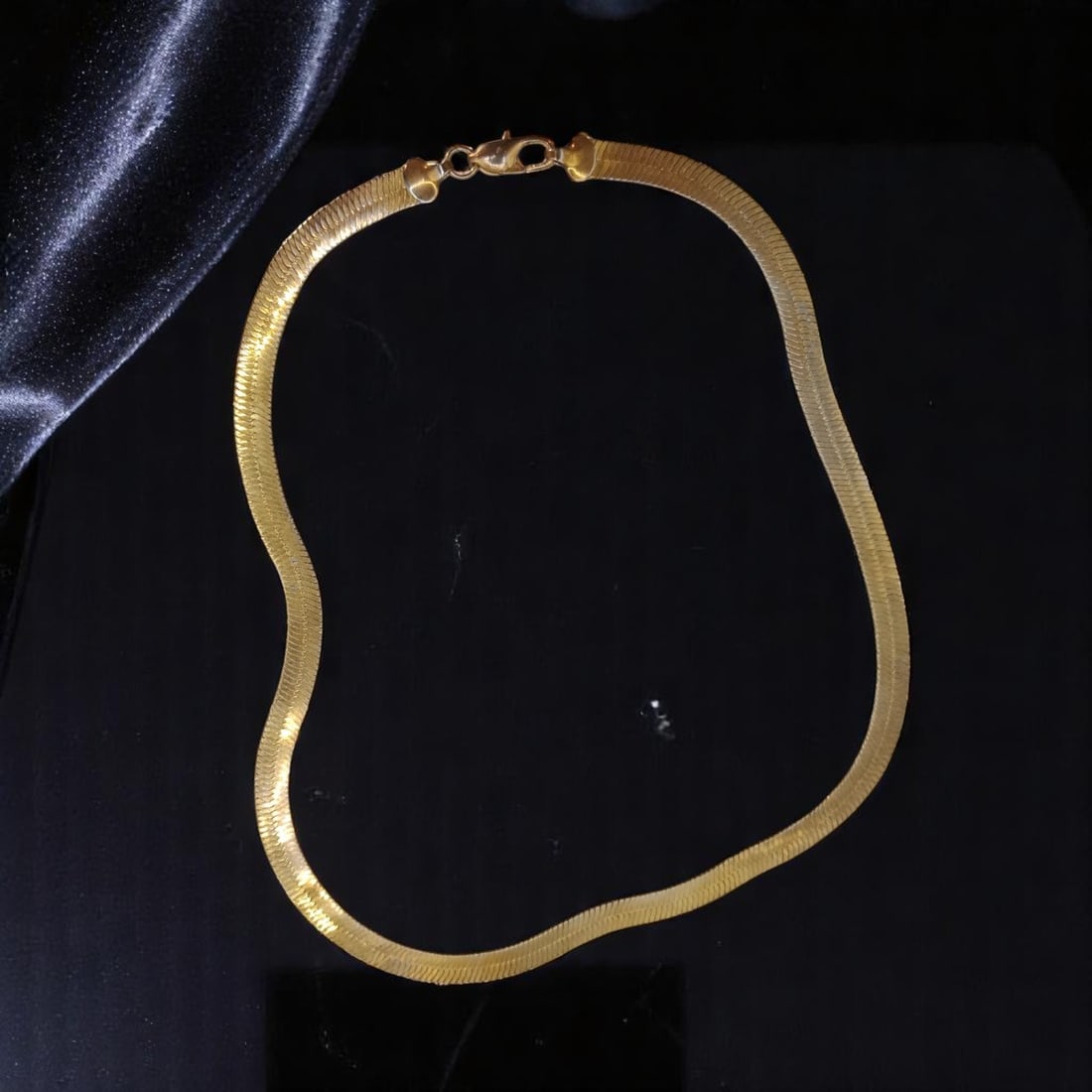 MID-CENTURY: Estate Necklace - Goldtone Flat Herringbone Chain, Sleek Minimalist Style, 47cm: An excellent estate jewelry example from the vintage mid-century era, this necklace showcases a smooth, fluid goldtone flat herringbone chain that drapes elegantly along the neckline. The reflective s