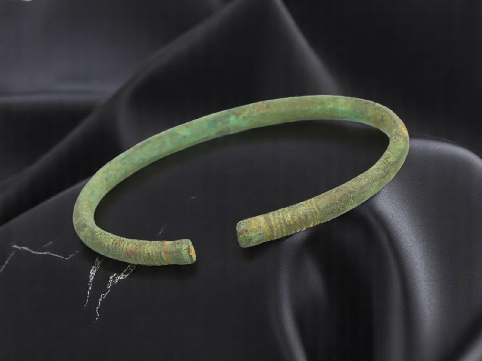 ANCIENT CELTIC / ROMAN PROVINCIAL Incised Terminal Bronze Bracelet, 6.7 cm (1 of 2)