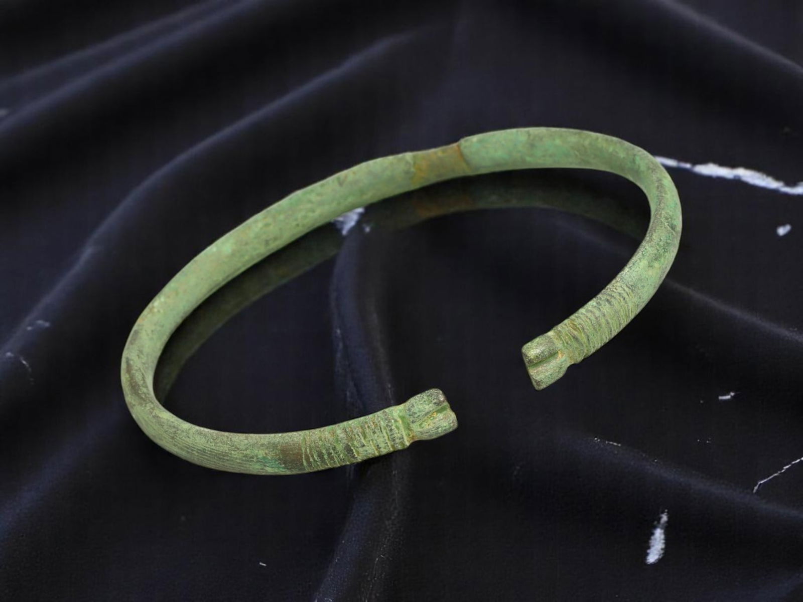 ANCIENT CELTIC / ROMAN PROVINCIAL Deep-Ribbed Terminal Bronze Bracelet, 6.3 cm (1 of 2)