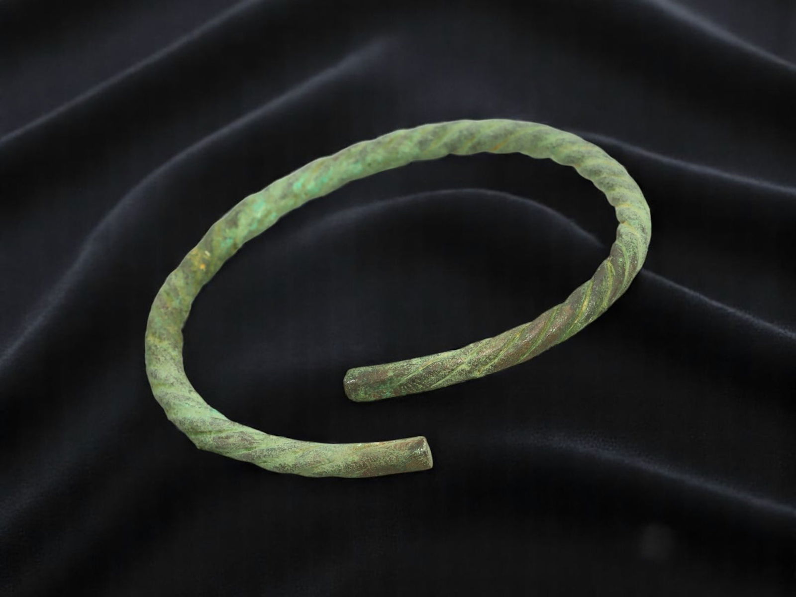 ANCIENT CELTIC / ROMAN PROVINCIAL Twisted Bronze Bracelet, 5.7 cm (1 of 2)