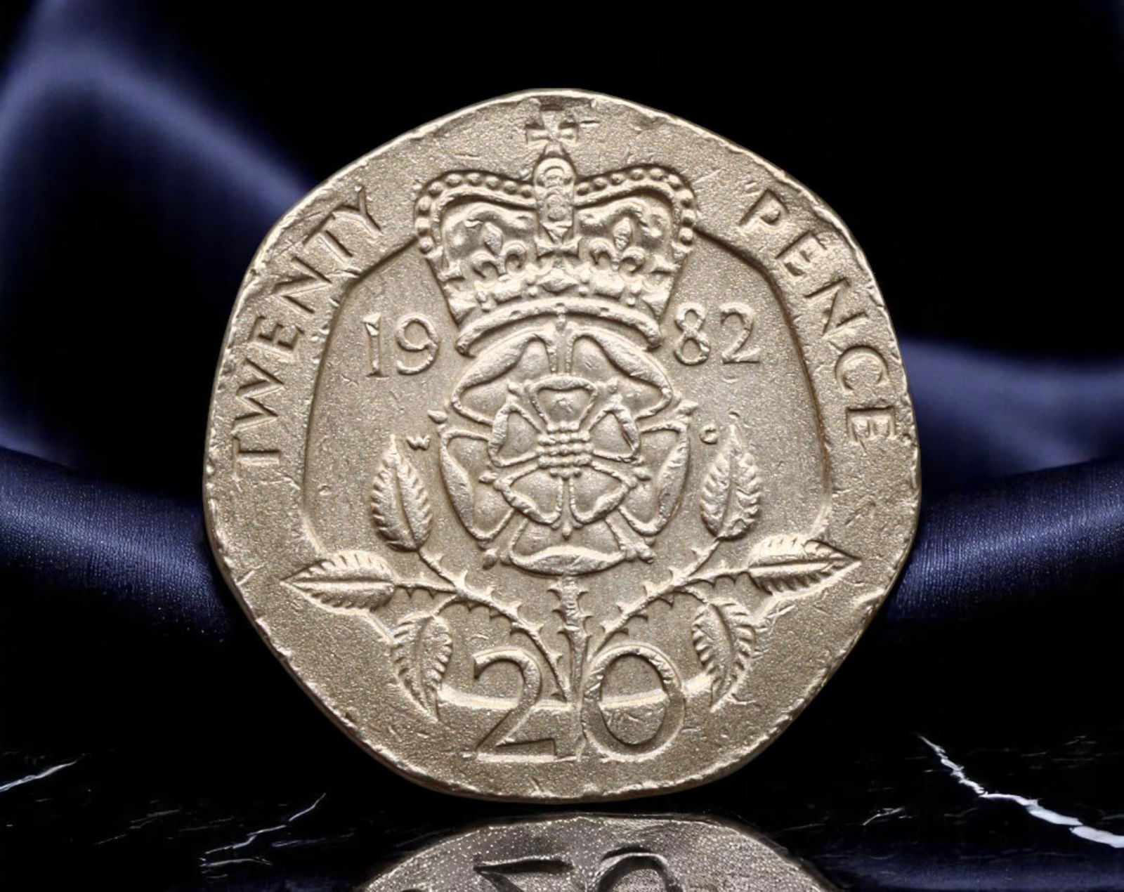 UNITED KINGDOM: Elizabeth II - Royal Heraldry 20 Pence Coin, 1982, 21mm (1 of 2)