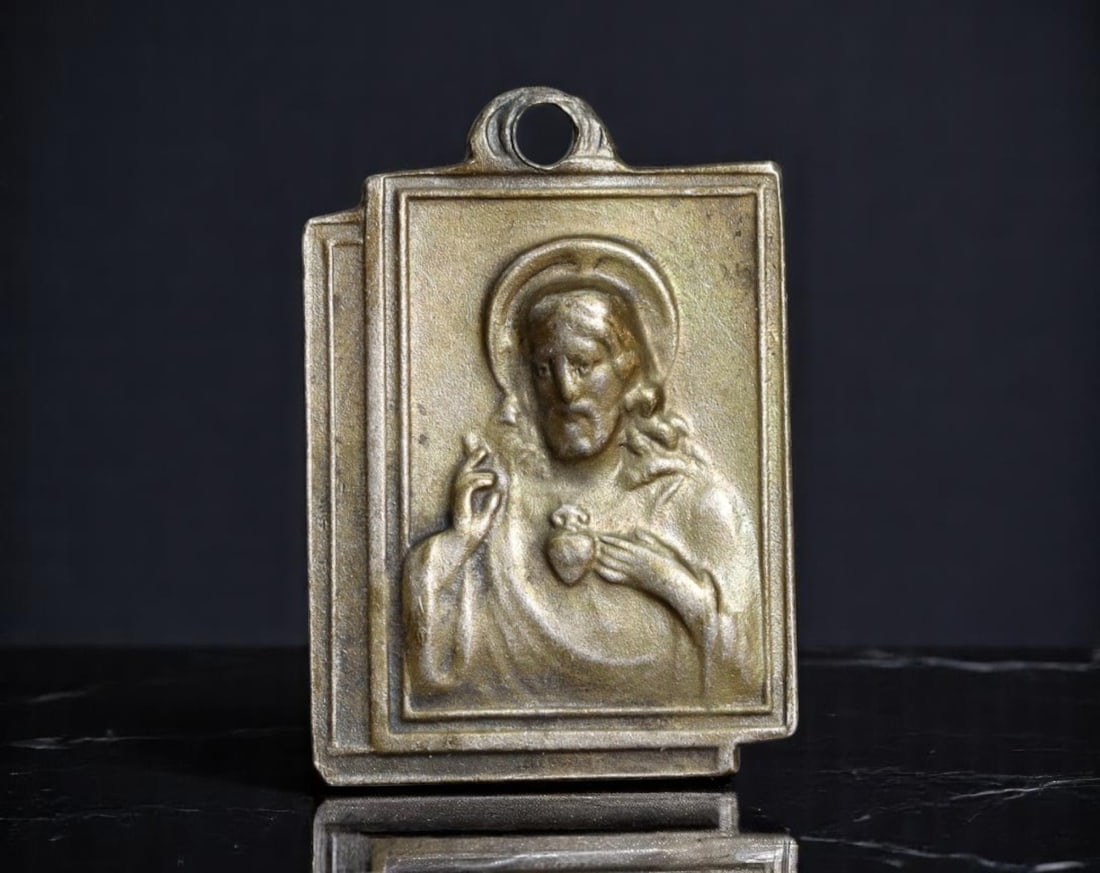 FRANCE: Sacred Heart & Madonna - Dual Devotional Pendant Medal, c.1930s, 20mm: This elegantly cast rectangular pendant features dual Catholic iconography in high relief, ideal for private devotion or pilgrimage wear. One side presents the Sacred Heart of Jesus, His hand raised i