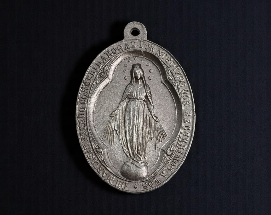 SPAIN: Immaculate Intercession - Spanish Miraculous Medal of the Virgin Mary, 43mm: This large-format Spanish version of the Miraculous Medal presents the Virgin Mary as heavenly intercessor, arms outstretched and crowned by twelve stars. The surrounding inscription in Spanish-Oh Mar