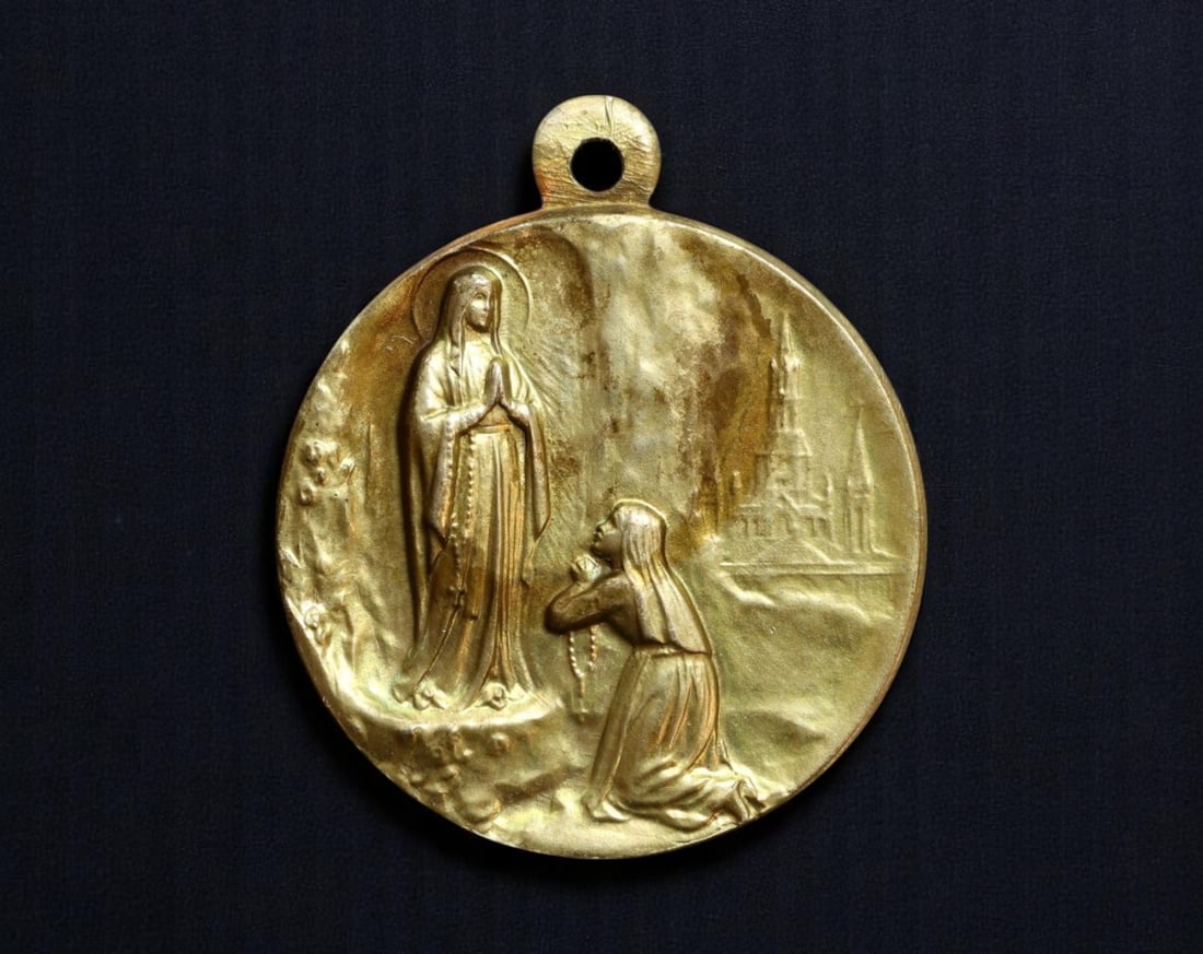FRANCE: Lourdes Apparition Our Lady and Saint Bernadette Pilgrimage Medal, Early 20th Century, 25mm (1 of 2)