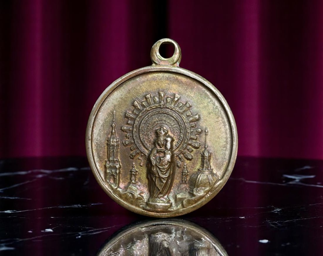 AUSTRIA: Mariazell Pilgrimage - Radiant Madonna Devotional Medal, c.20th Century, 24mm (1 of 2)