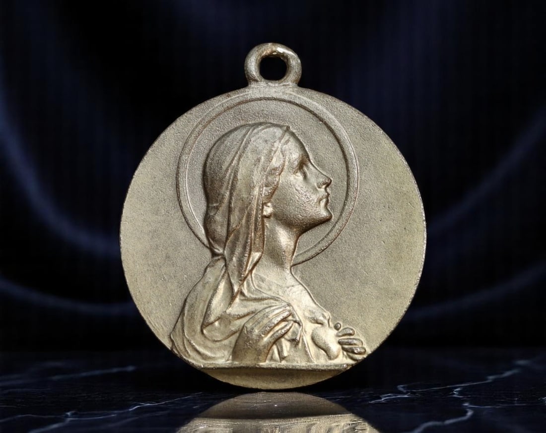 SPAIN: Marian Devotion - "El Amor a Maria" Inspirational Medal Coin, c.1940s, 35mm: Graceful and contemplative, this oversized devotional medal offers a deeply personal tribute to the Virgin Mary as the embodiment of purity and consolation. One side features a serene, neoclassical bu