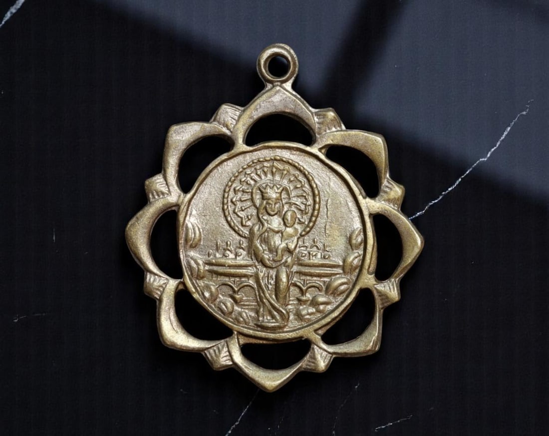 SPAIN: Marian Devotion - Virgen del Rosario Lotus-Framed Devotional Medal, Mid-20th Century, 25mm (1 of 2)