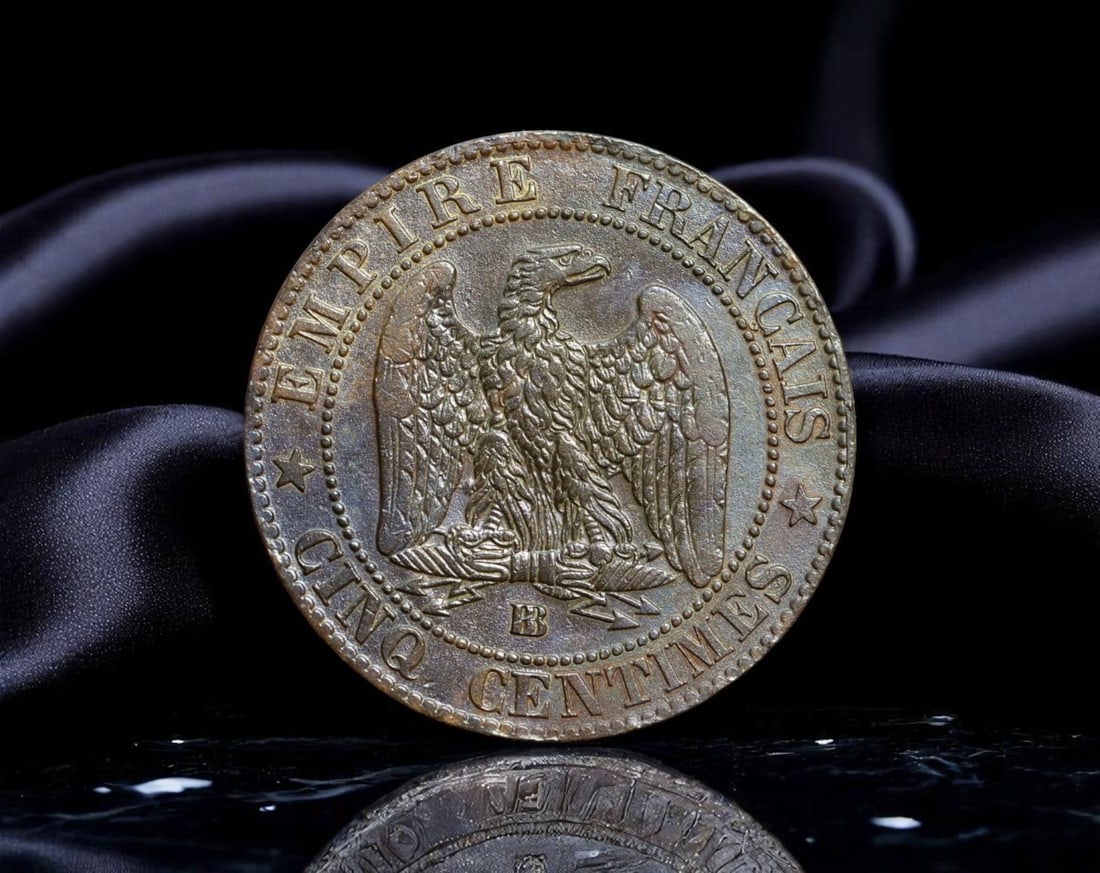 FRANCE/SECOND EMPIRE: Napoleon III - Imperial Eagle Five Centimes Coin, 1862 B, 25mm: Issued during the assertive reign of Napoleon III, this 1862 Five Centimes coin vividly embodies the grandeur and ambitions of the Second French Empire. The obverse features the laureate bust of the E