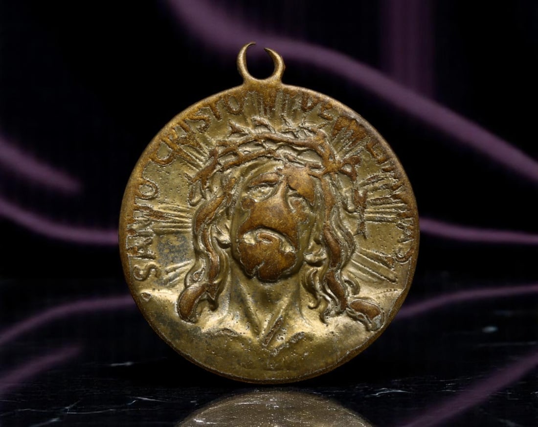 SPAIN: Santo Cristo - Limpias Devotional Medal, c. Early-Mid 20th Century, 27mm: This emotionally charged devotional medal captures the pathos and reverence surrounding the image of the Santo Cristo de Limpias, a figure venerated in Cantabria, Spain. The obverse shows the sorrowfu
