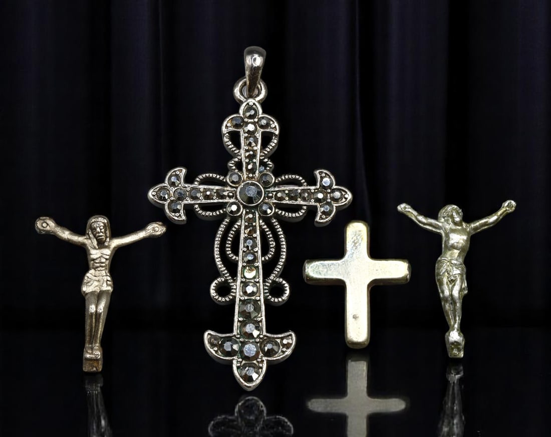 GOTHIC REVIVAL Crucifix Pendants - Marcasite-Like Inset, Silvertone & Goldtone Variants, 22-55 mm: A richly detailed lot featuring four cruciform elements, this selection evokes ecclesiastical artistry across Gothic and devotional traditions. The central pendant commands attention with its elaborat