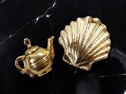 WHIMSICAL GOLDTONE Accessories - Teapot Charm & Shell Buckle Element (2 pcs, 2-2.5 cm): This charming duo features two miniature goldtone figural pieces with playful, vintage flair. One is a teapot-shaped charm with a raised lid, round body, and detailed spout and handle-sized approx. 2