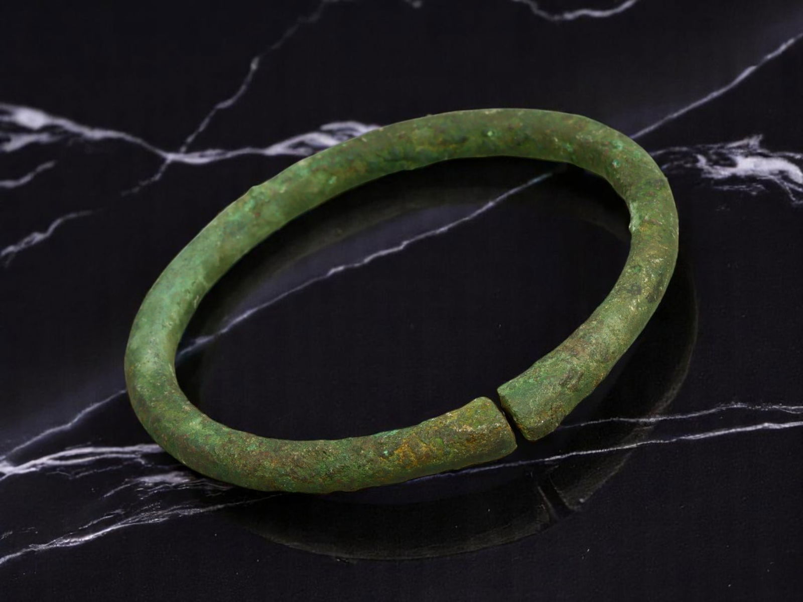 ROMAN PROVINCIAL Solid Bangle - Segmental Form with Ridge Accent, Green Patina, 7 cm (1 of 2)