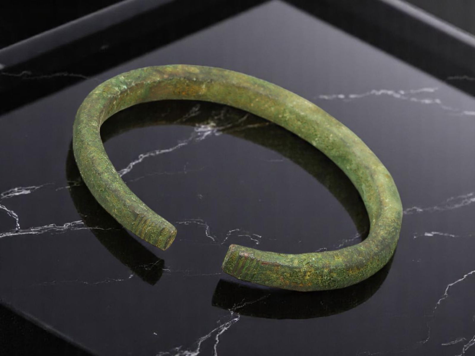 EARLY MEDIEVAL Bronze Bangle - Grooved Terminal Bands, Solid Form (6.3 cm) (1 of 2)