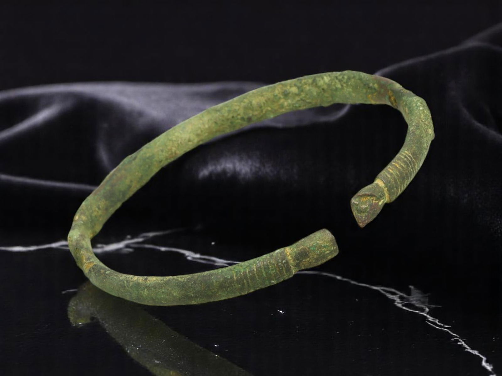 ROMAN PROVINCIAL Cuff Bracelet - Tapered Terminals with Ribbed Detailing, Green Patina, 5.7 cm (1 of 2)