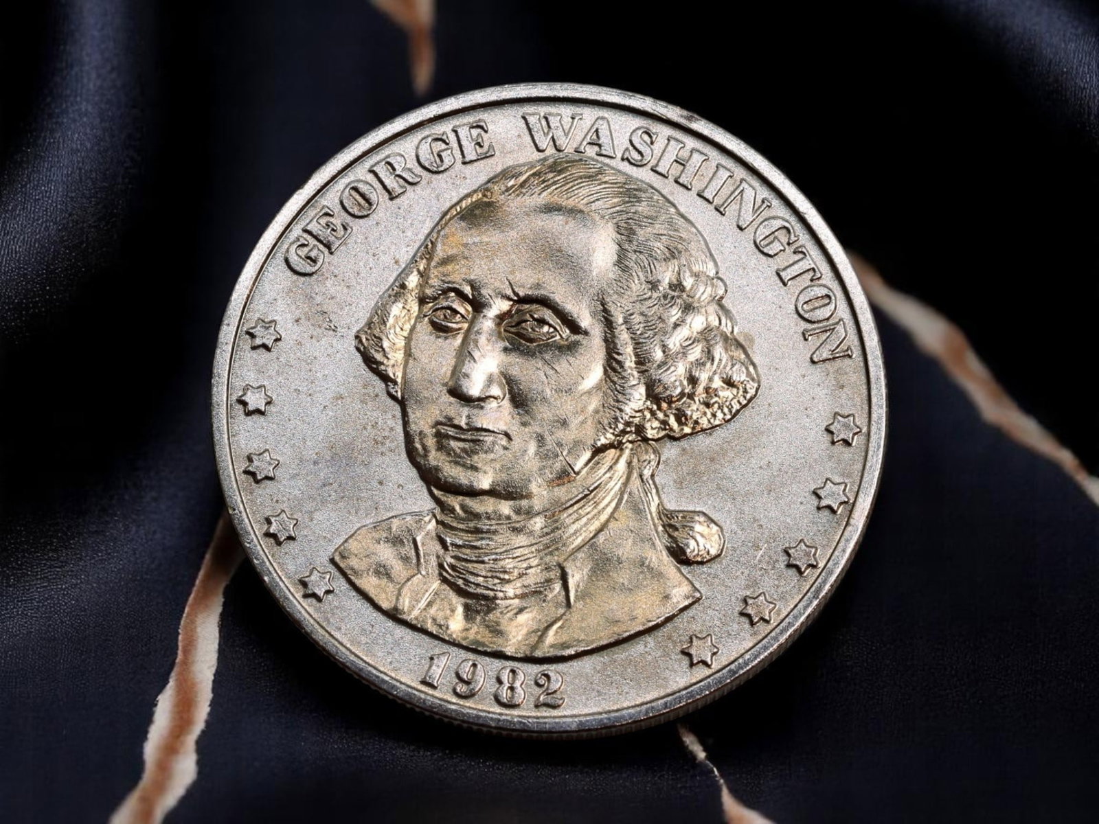 UNITED STATES: George Washington - 250th Anniversary Commemorative Coin, 1982 W (39mm): Issued by the U.S. Mint in 1982 to mark the 250th anniversary of George Washington's birth, this large-format commemorative coin features a commanding portrait of the first President encircled by thir