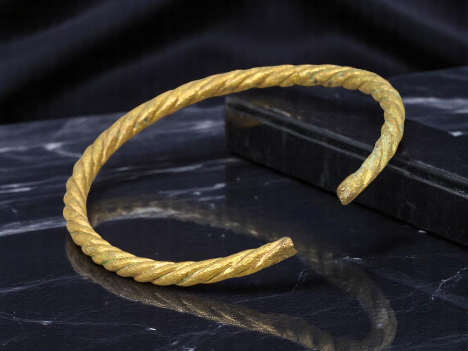 POST-MEDIEVAL Twisted Bronze Bangle - Spiral Rod Form, Gilt Surface Patina (6.5 cm Inner Diameter) (1 of 1)