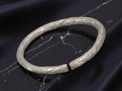EARLY MEDIEVAL Iron Bangle - Linear Tool-Marked Terminals, Matte Grey Patina, Oval Form, 7.2 cm: With visible hammering marks and weathered ridging near the terminals, this forged iron bangle captures the tactile authenticity of early medieval metalwork. The subtly flattened oval profile and tool
