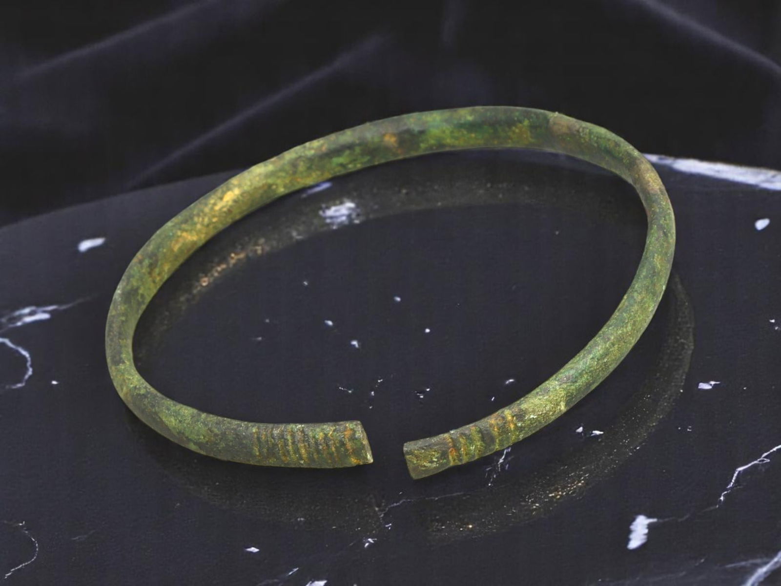 ROMAN Bronze Bracelet - Smooth Tapered Rod with Parallel Terminal Bands, Open-Ended (6 cm): This Roman provincial bracelet is formed from a lightly tapered bronze rod, terminating in cleanly squared ends adorned with tightly spaced incised bands. The open-ended silhouette offers adjustabilit