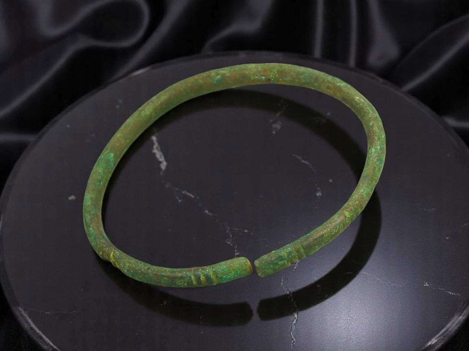 CELTIC Bronze Bracelet - Narrow Band with Terminal Line Markings, Open-Ended (6.5 cm): This lean Celtic bracelet exhibits a uniform circular band with finely delineated line incisions at both open terminals. Subtle tapering, weather-softened contours, and a textured green patina mark it