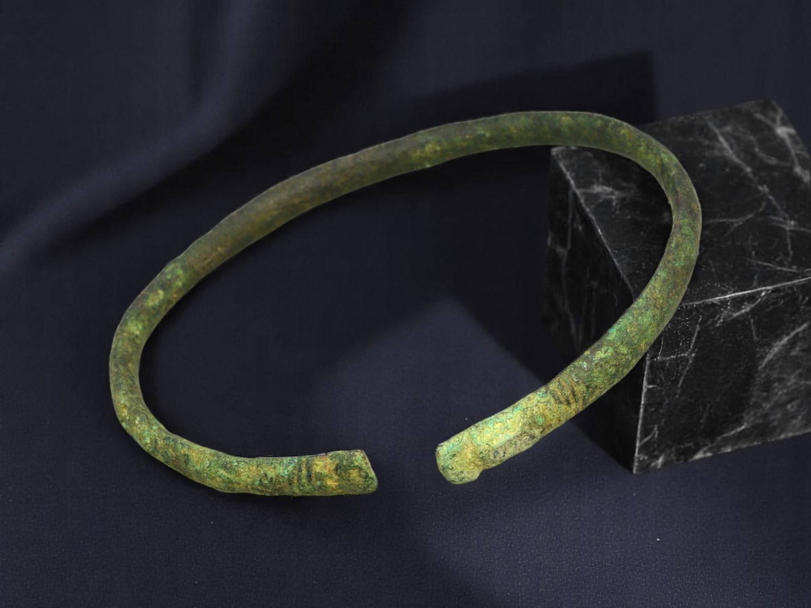 CELTIC Bronze Bracelet - Tapered Form with Grooved Terminals, Open-Ended (6.3 cm) (1 of 1)