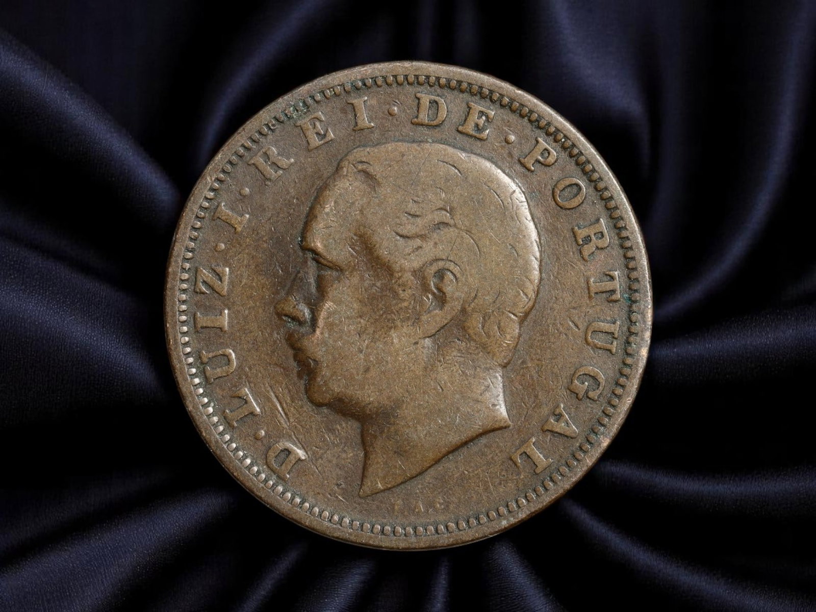 PORTUGAL: King Luis I - Laureate Monarchy 20 Reis Coin, 1882, 30mm: Issued under the reign of King Luis I, this 1882 20 Reis coin embodies the elegance and order of Portugal's late-19th century constitutional monarchy. The obverse displays a finely rendered left-facin