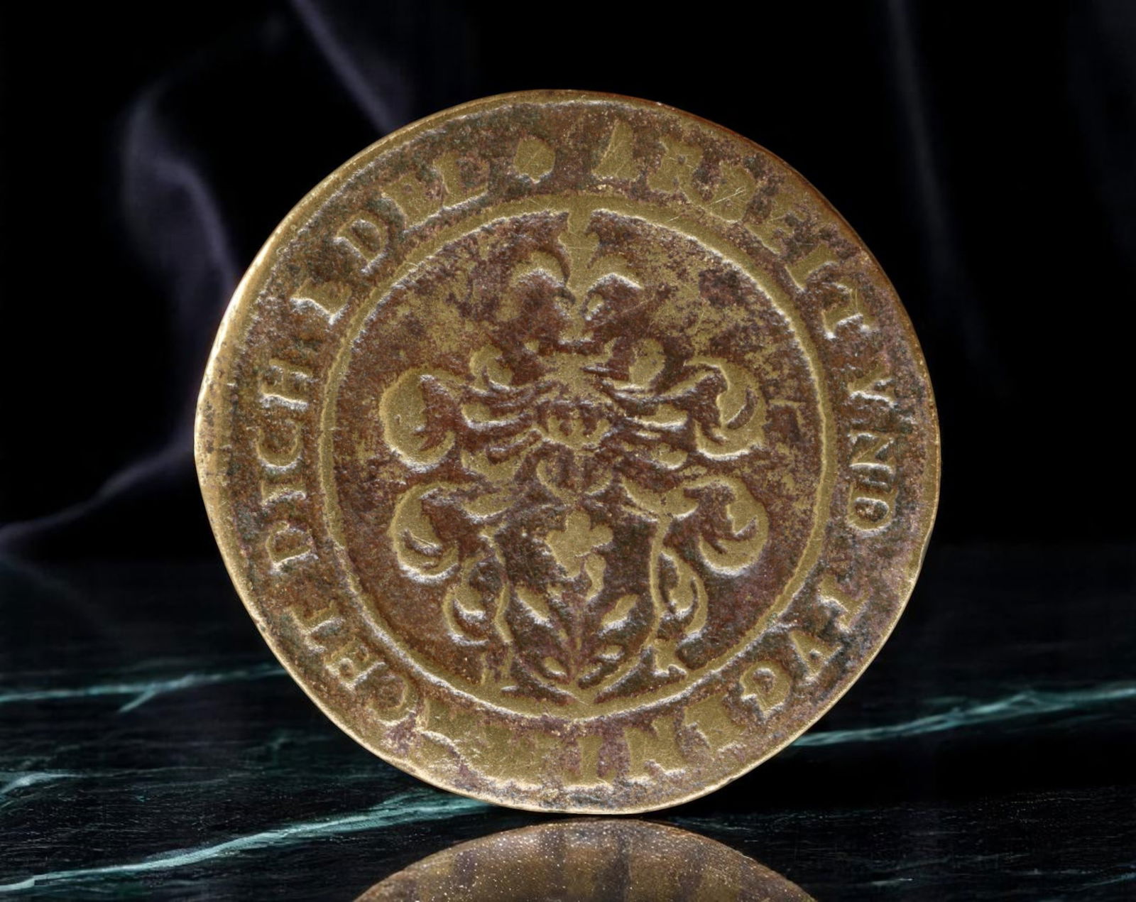 GERMAN STATES: Virtue and Valor - Nuremberg Hans Krauwinckel II Brass Counter Token, 1586, 28mm (1 of 2)