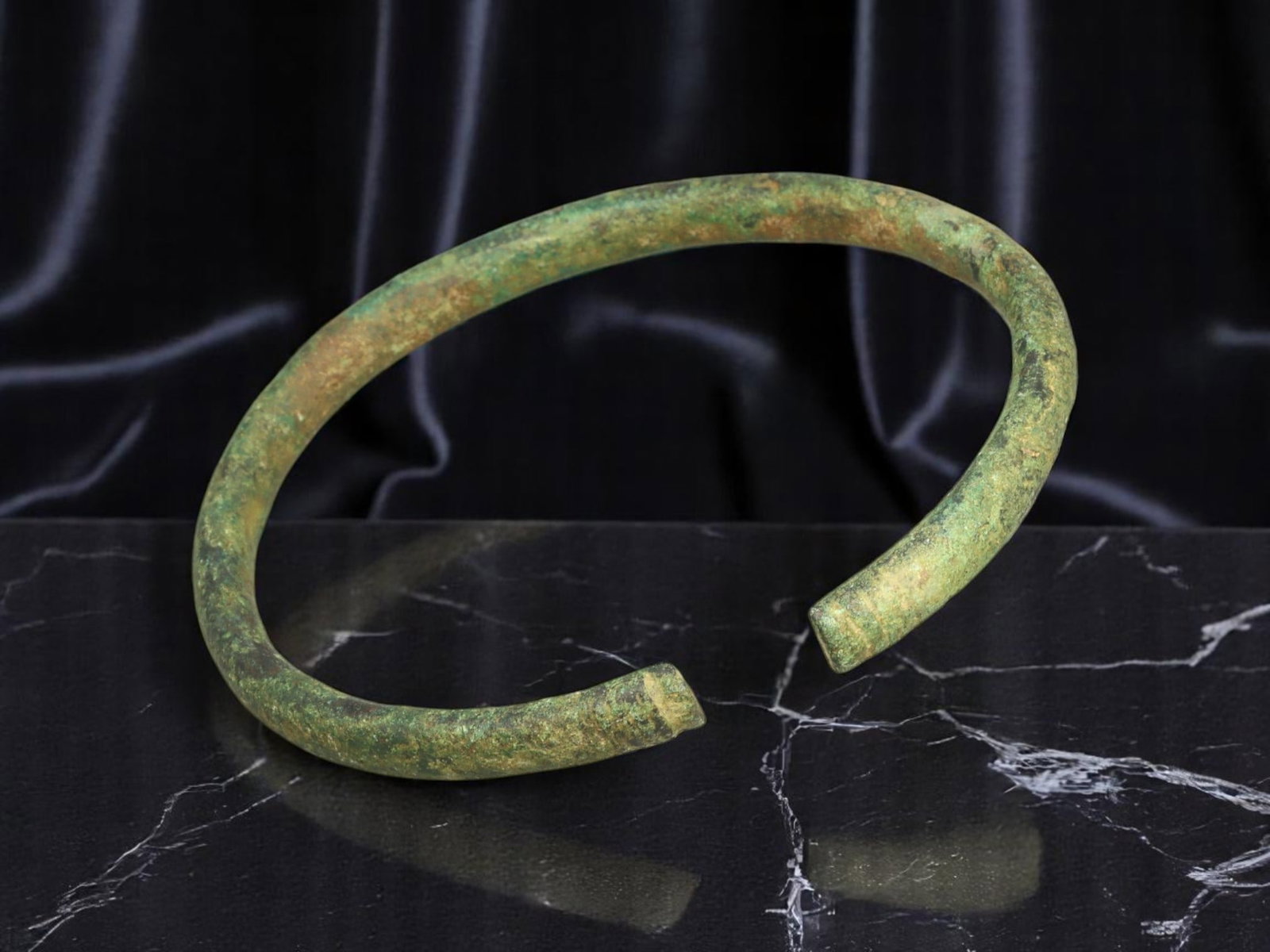 ROMAN Bronze Bracelet - Smooth Tapered Rod with Thickened Ends, Open-Ended (6.2 cm): This Roman provincial bracelet is cast from a substantial, smoothly finished rod tapering slightly toward thickened, squared terminals. The open-ended form offers practical flexibility, while the surf