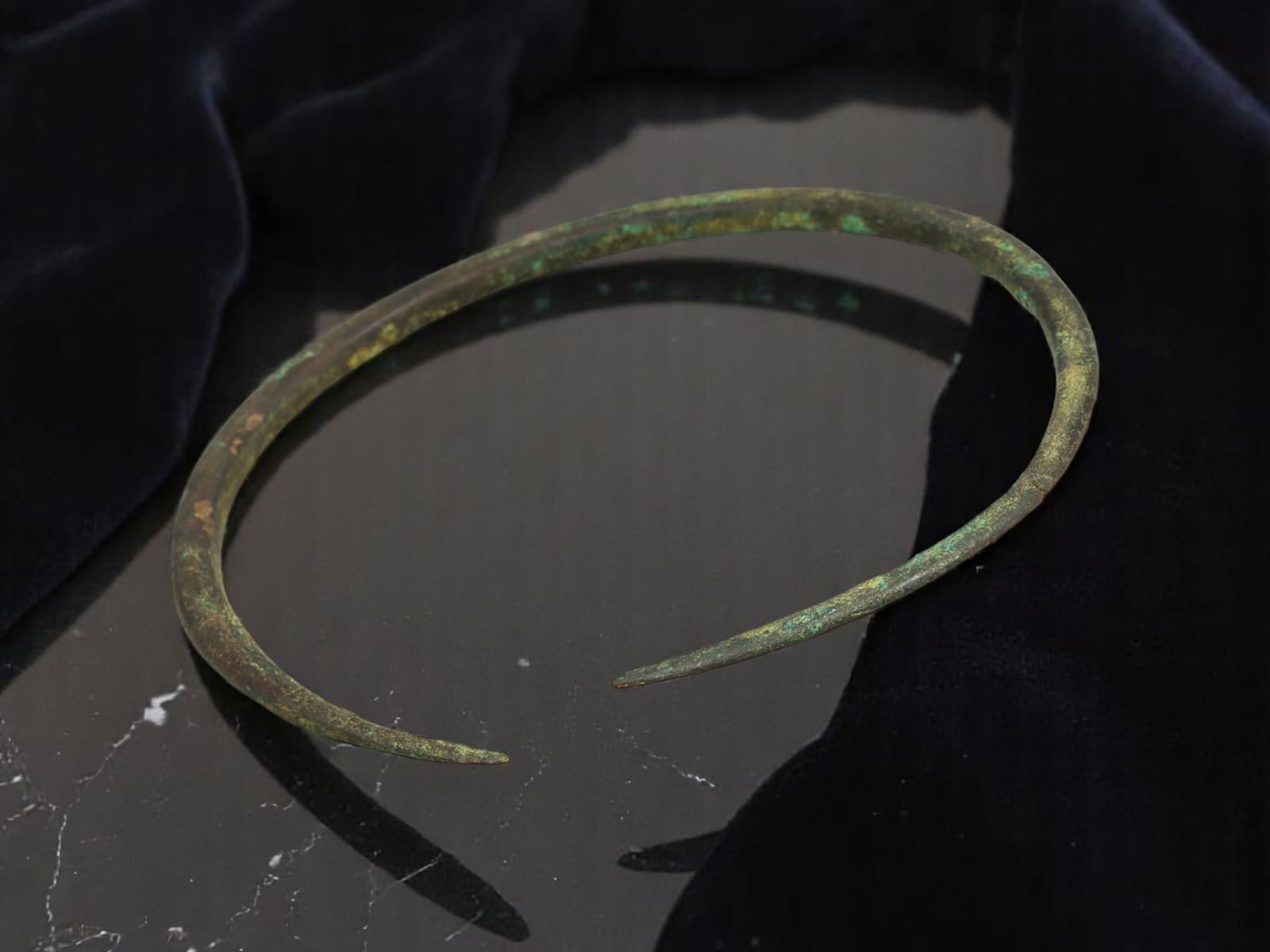 BRONZE AGE Penannular Armlet - Elongated Tapered Rod with Sharply Flaring Terminals (8.1 cm) (1 of 1)