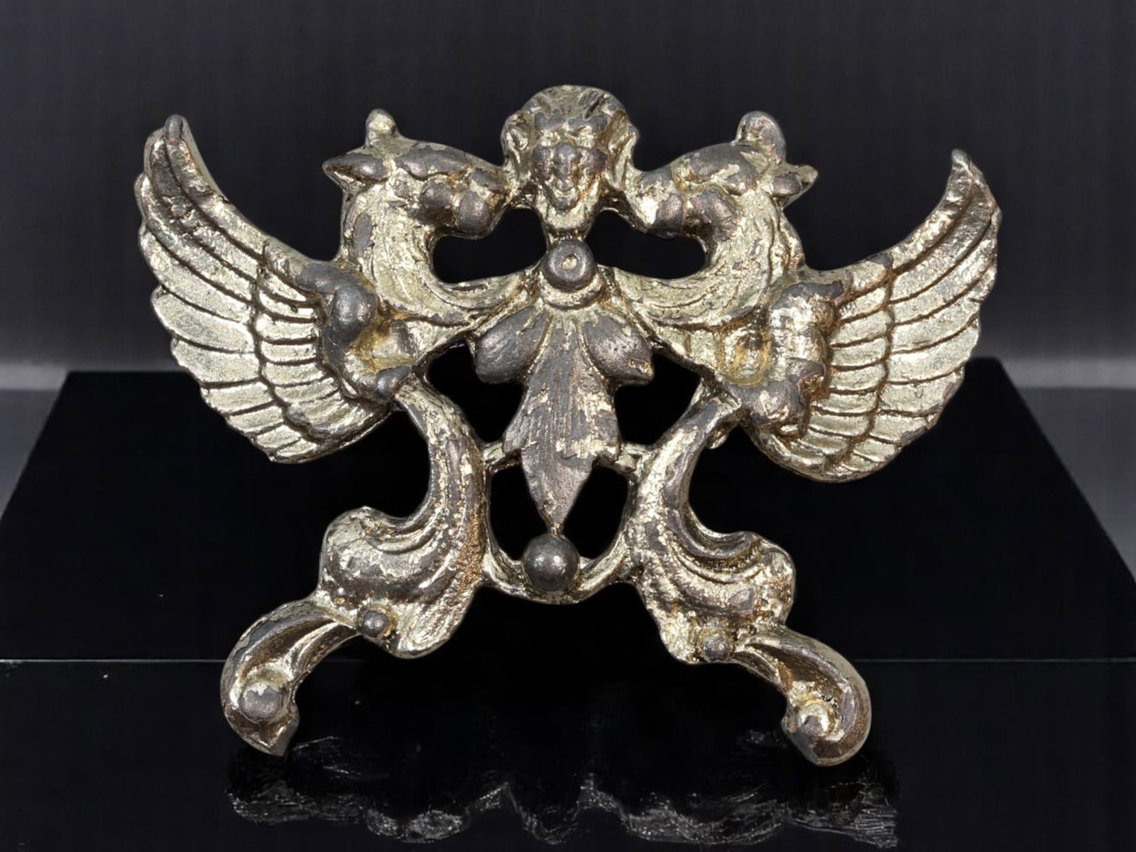 VINTAGE HERALDIC STYLE: Badge Element - Winged Mythical Beasts, Silvertone Finish (5x4cm): A compelling vintage badge component rendered in bold silvertone, showcasing twin winged mythological beasts united at the center with heraldic flair. Sculptural in form with flowing lines and raised 