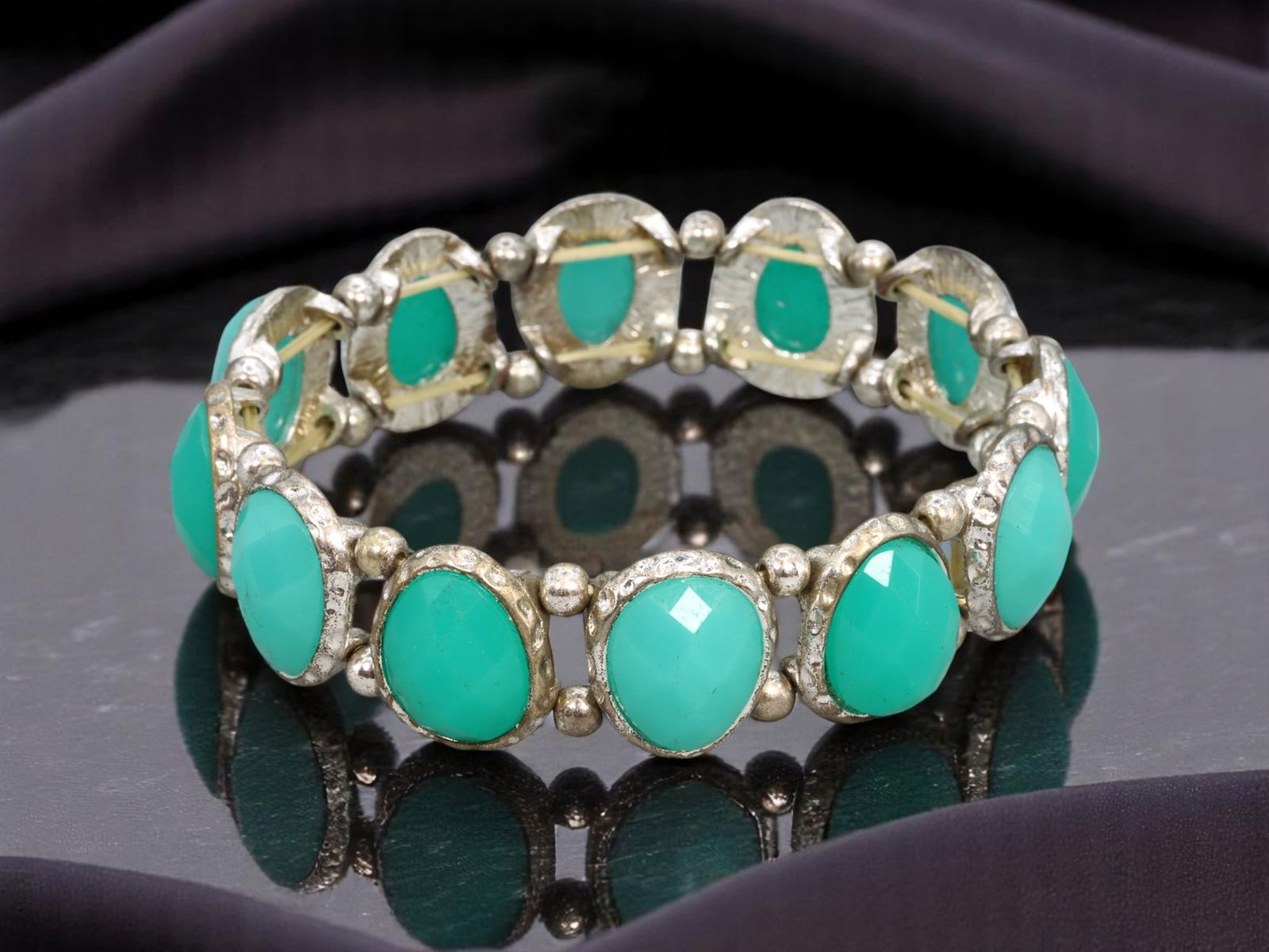 VINTAGE STATEMENT: Silver-Tone Stretch Bracelet with Faceted Turquoise-Colored Cabochons, 18cm (1 of 1)